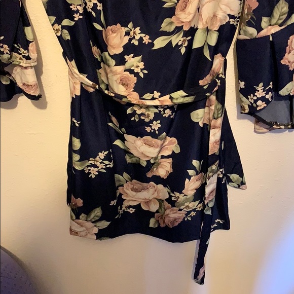 Off the shoulder dress with Tie - Picture 2 of 3